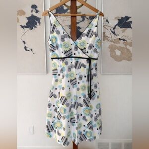 Becky & Max Floral Patterned V-Neck Dress